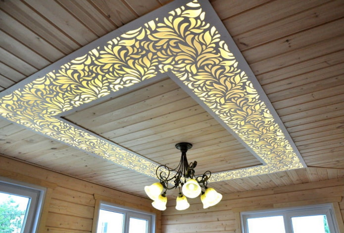 rivestimento del soffitto con lampadario