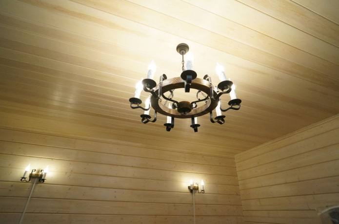 rivestimento del soffitto con lampadario