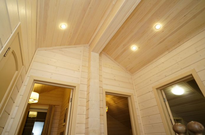 rivestimento del soffitto in pino all'interno