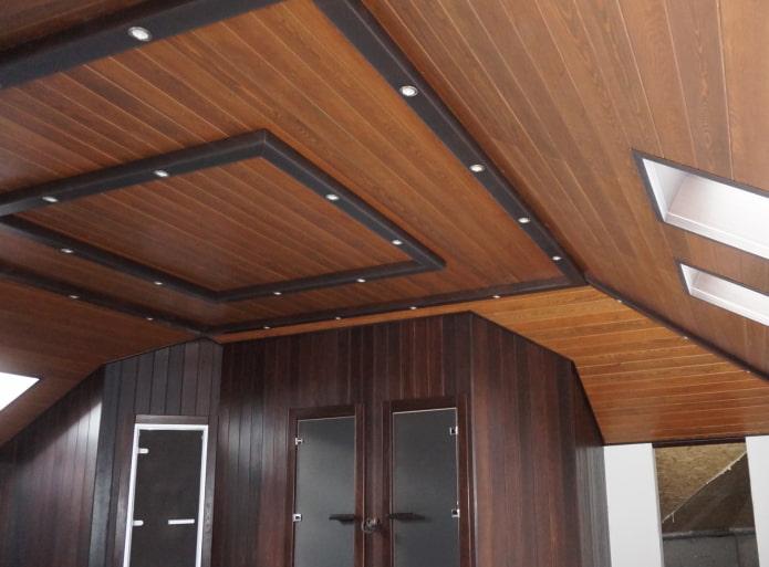 rivestimento del soffitto in larice all'interno