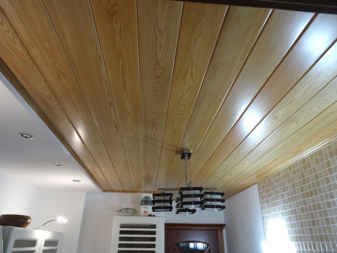 rivestimento del soffitto in abete rosso all'interno