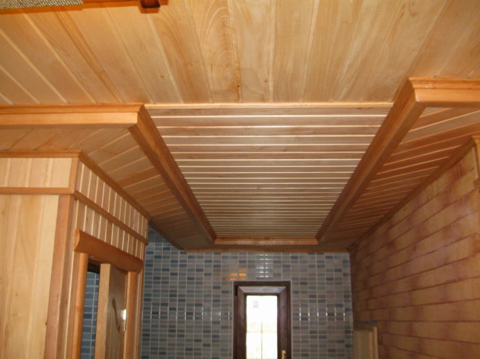 struttura del soffitto a due livelli ricoperta di assicelle