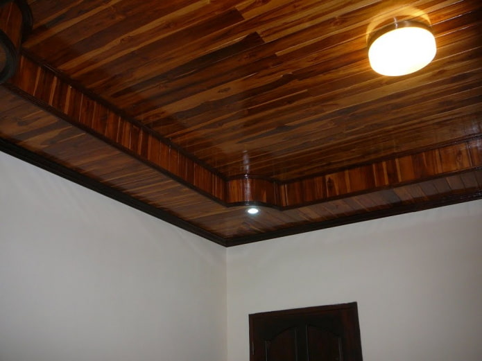 struttura del soffitto a due livelli ricoperta di assicelle