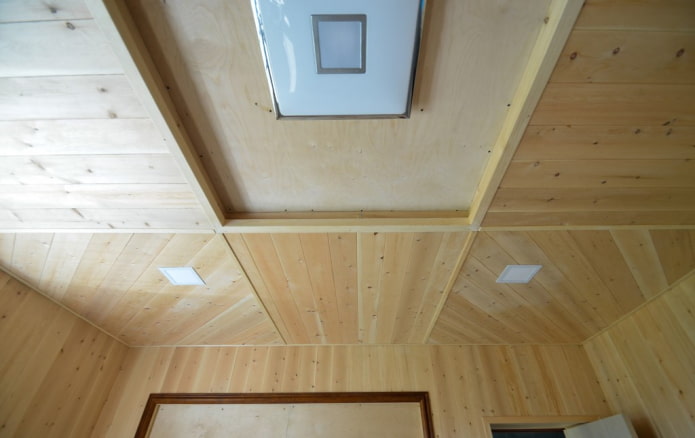 struttura del soffitto a due livelli ricoperta di assicelle