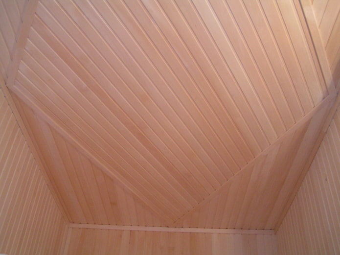 pannellatura del soffitto posata in diagonale