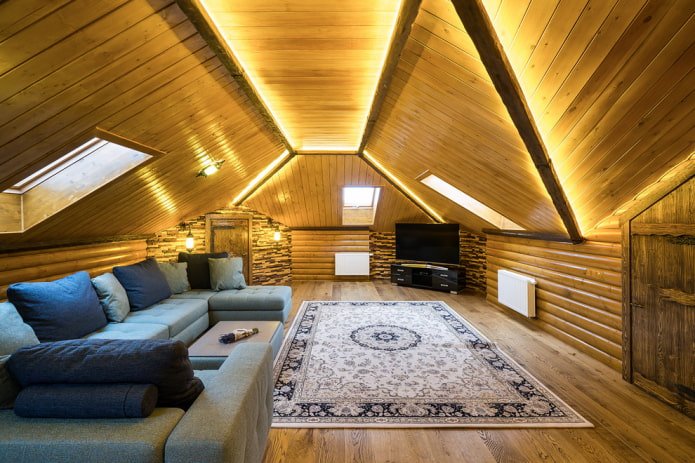 rivestimento del soffitto nel soggiorno in mansarda