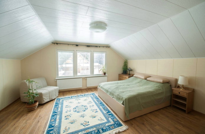 Pannelli per soffitto in PVC nella camera da letto mansardata