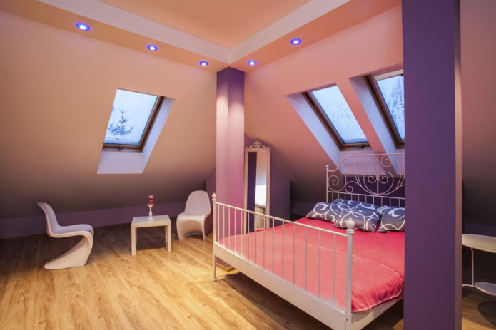 soffitto in cartongesso nella camera da letto in mansarda