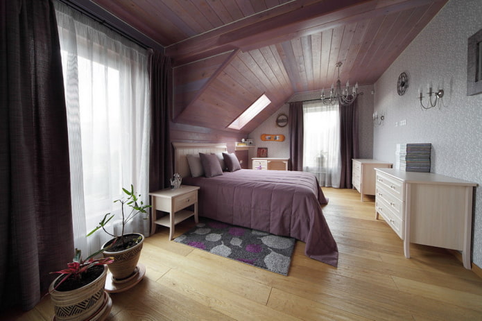 struttura del soffitto lilla in soffitta