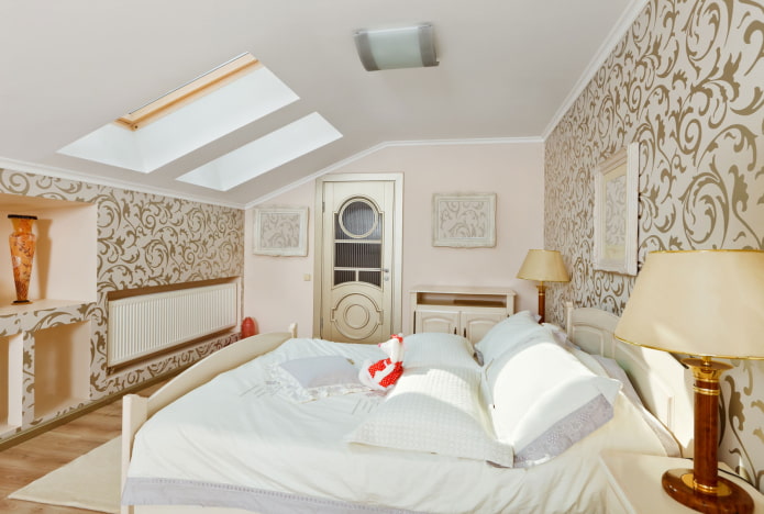 soffitto teso nella camera da letto mansardata
