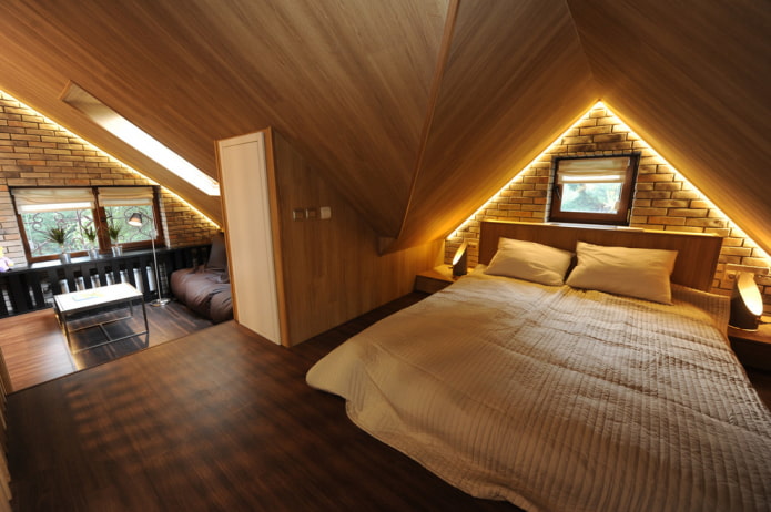 rivestimento del soffitto in legno nella camera da letto in mansarda