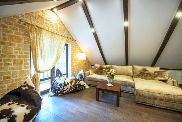 soffitto teso con travi nel soggiorno in mansarda