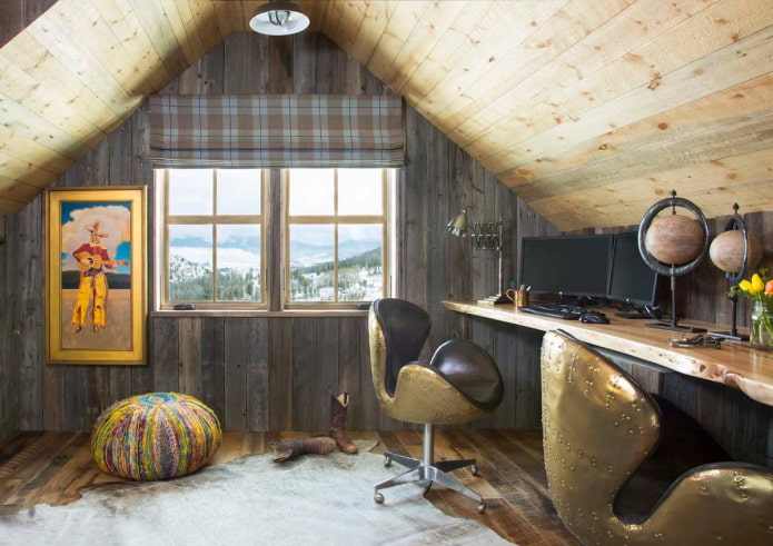 struttura del soffitto in legno nella mansarda in stile country