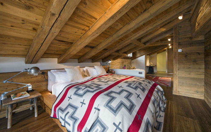 struttura del soffitto in legno nella mansarda in stile chalet