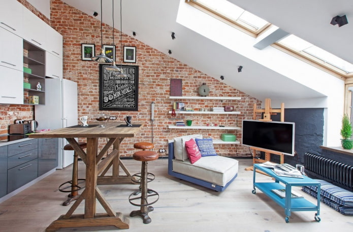 struttura del soffitto nella mansarda in stile loft