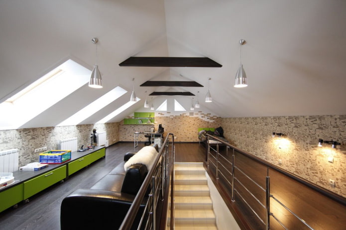 lampadari sul soffitto della mansarda