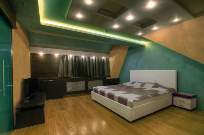 struttura del soffitto a riccioli nella camera da letto mansardata