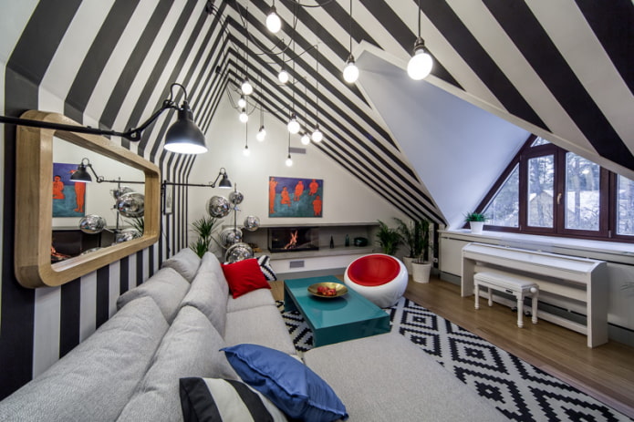 soffitto bianco e nero al piano mansarda