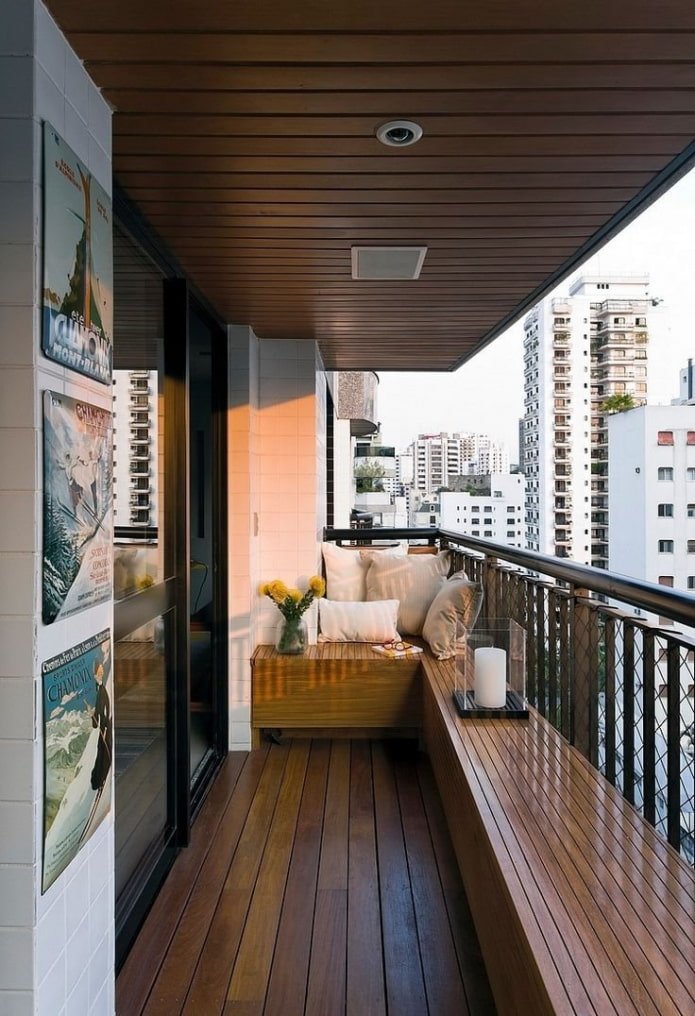 struttura del soffitto in legno sulla loggia