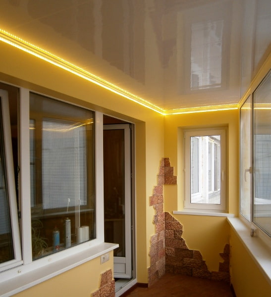 Tessuto teso con illuminazione sulla loggia