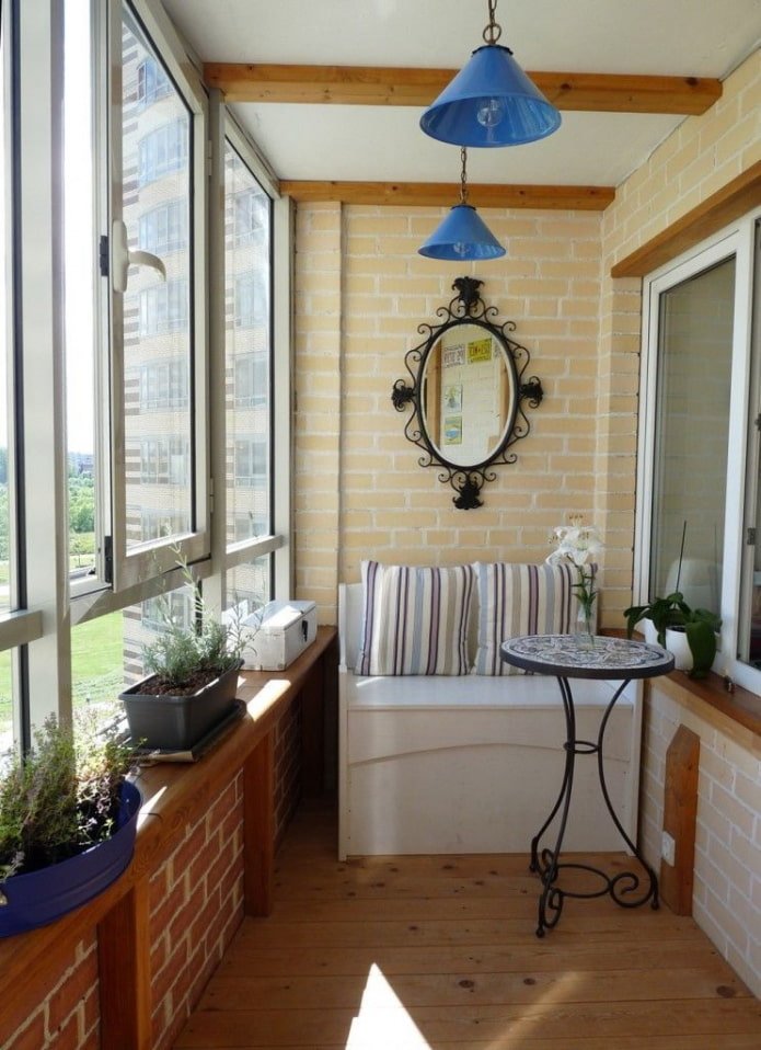 Soffitto con travi sulla loggia