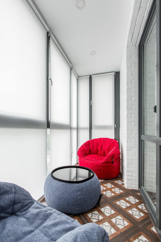 rivestimento bianco del soffitto sulla loggia