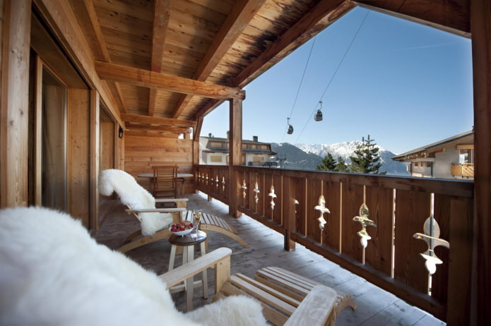 soffitto in legno sulla loggia in stile chalet