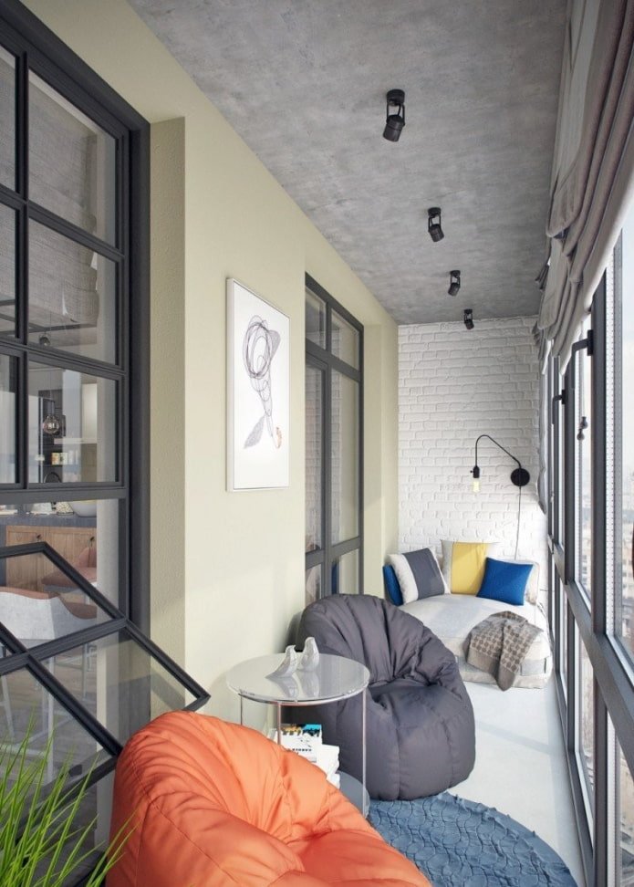 rivestimento grigio del soffitto sulla loggia