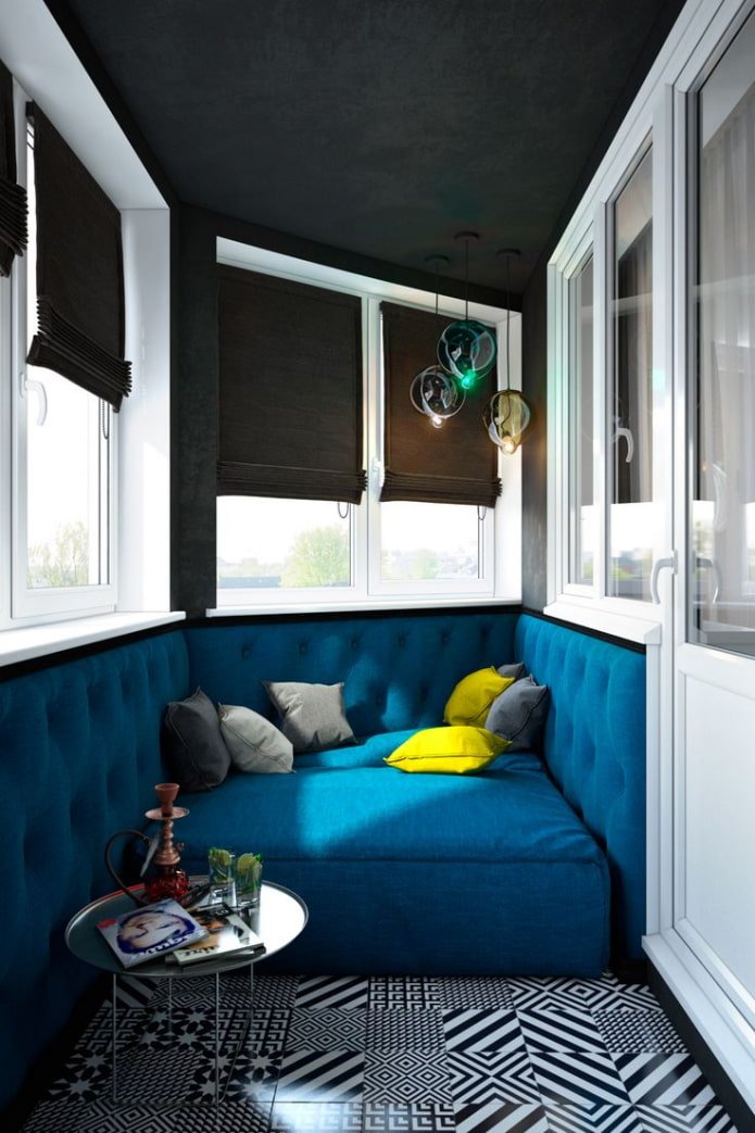 rivestimento nero del soffitto sulla loggia
