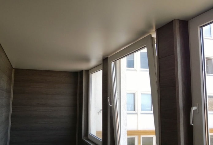 soffitto teso satinato sulla loggia