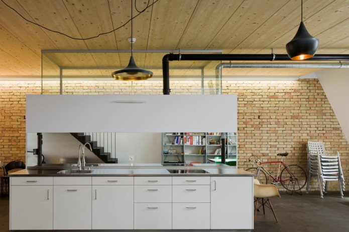 pannelli in MDF sul soffitto dell'interno della cucina