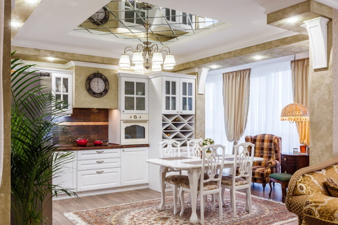 soffitto a specchio nell'interno della cucina