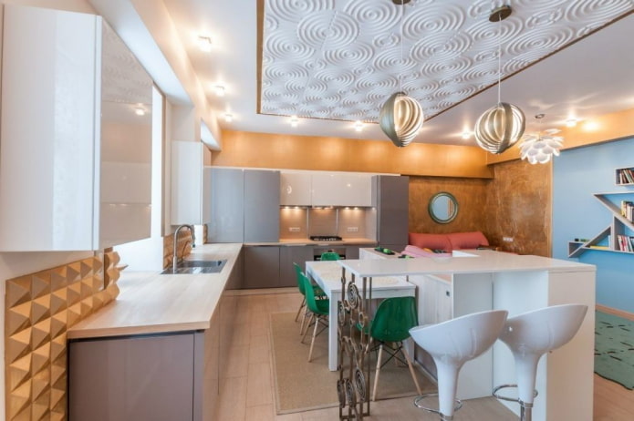 piastrelle sul soffitto nell'interno della cucina