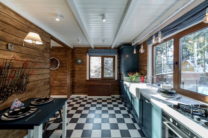 pannelli in legno sul soffitto dell'interno della cucina