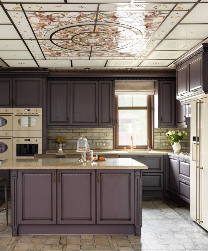 soffitto a cassetta nell'interno della cucina