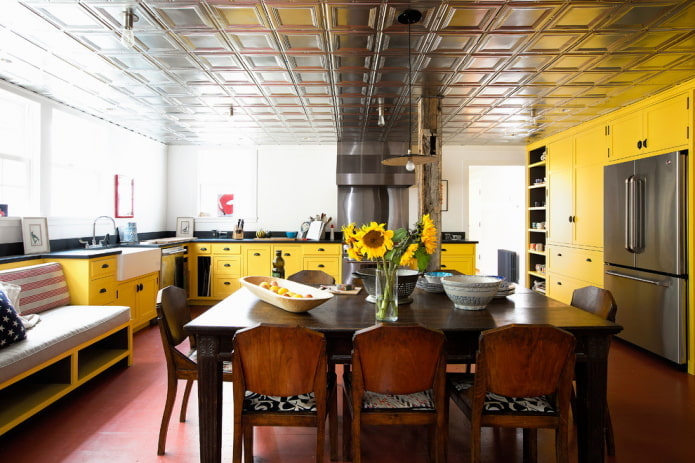 piastrelle sul soffitto nell'interno della cucina