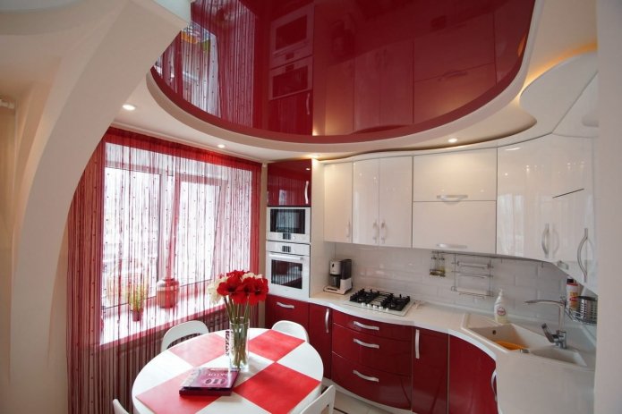 design bicolore a due livelli in cucina