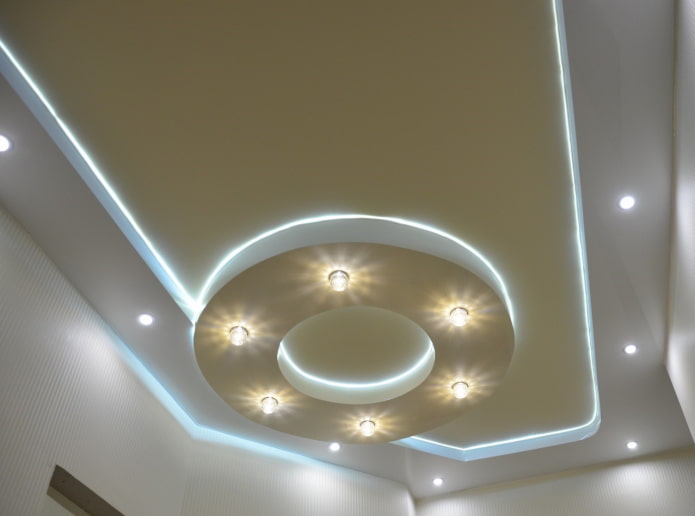 struttura del soffitto con illuminazione di contorno