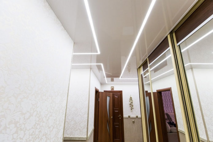 linee luminose sul soffitto all'interno