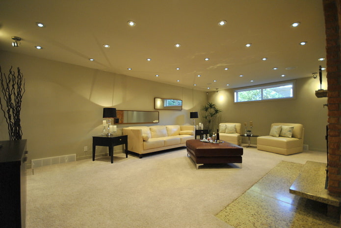 illuminazione spot sul soffitto in interni