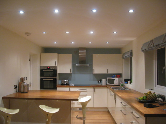 illuminazione spot sul soffitto in interni
