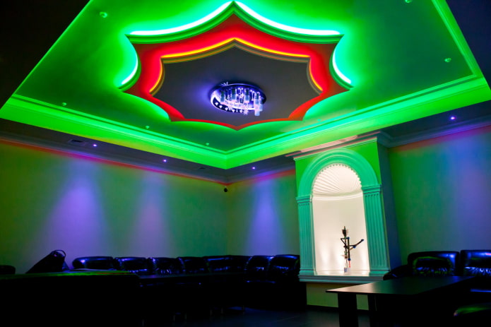 struttura a soffitto con illuminazione colorata