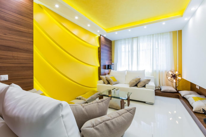 struttura a soffitto con illuminazione gialla