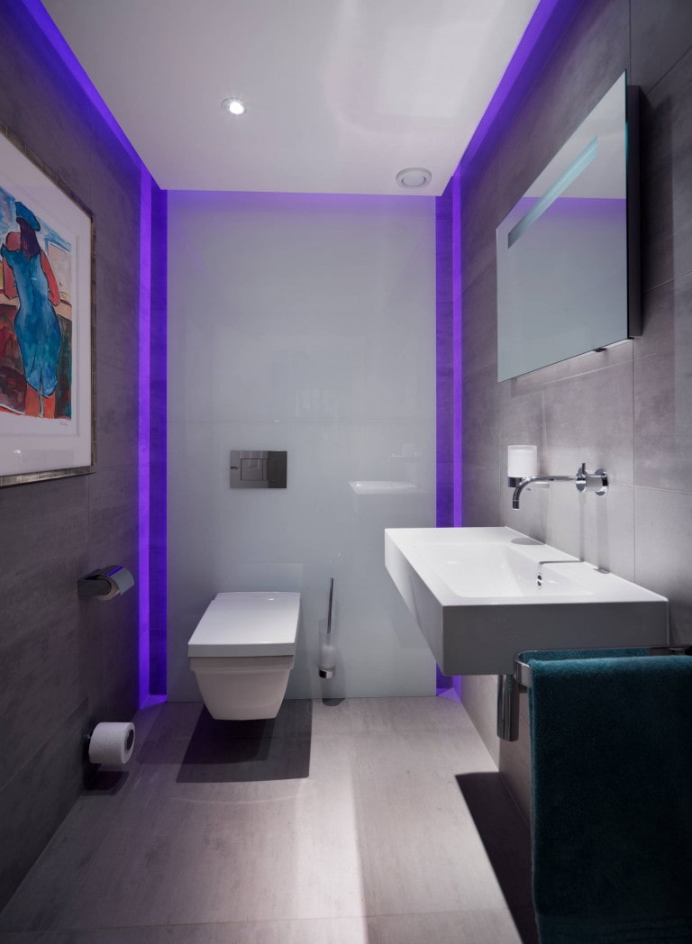 soffitto illuminato in bagno