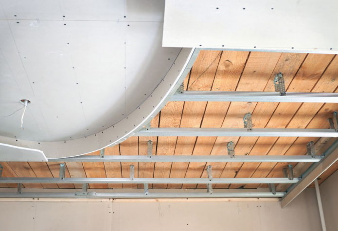installazione di un soffitto in cartongesso a due livelli