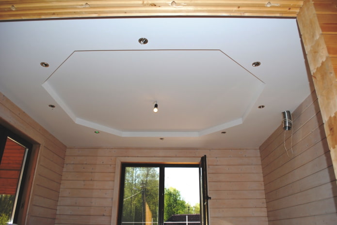 controsoffitto in cartongesso decorato con illuminazione