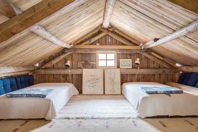 rivestimento di pareti e soffitto della camera da letto mansardata con assi non bordate