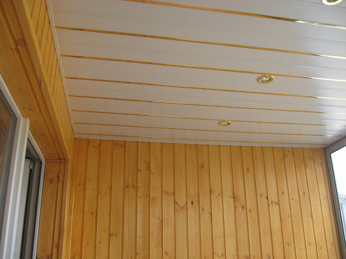 Pannelli in PVC con retroilluminazione sul soffitto del balcone