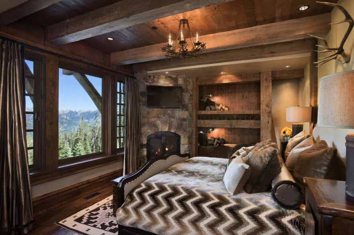 soffitto in legno grezzo in una camera da letto in stile chalet