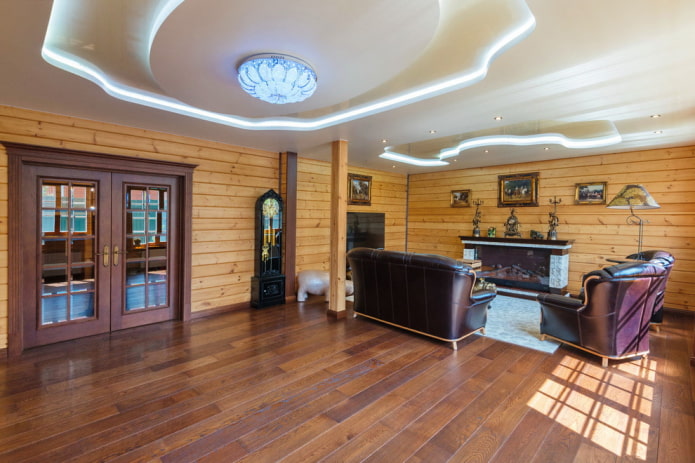 soffitto a più livelli ondulato con retroilluminazione in un soggiorno in legno